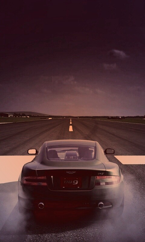 Aston на взлетной полосе обои