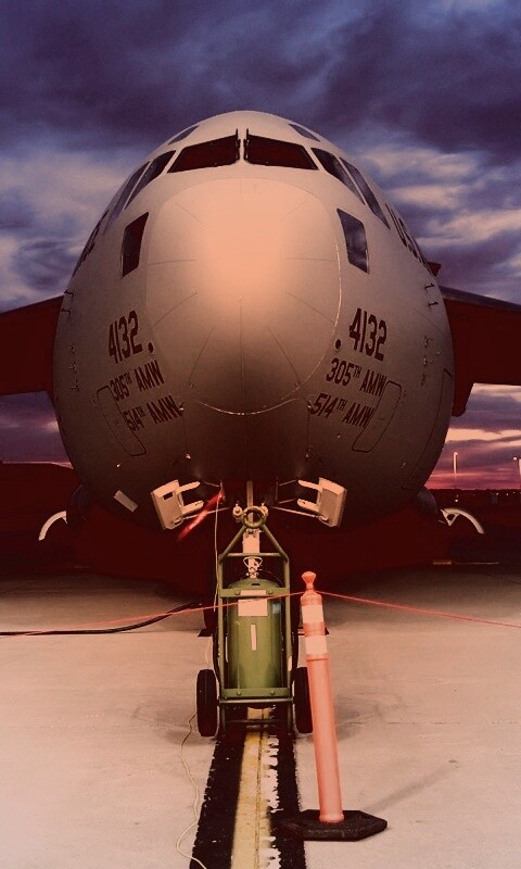 Самолет на взлетной полосе обои