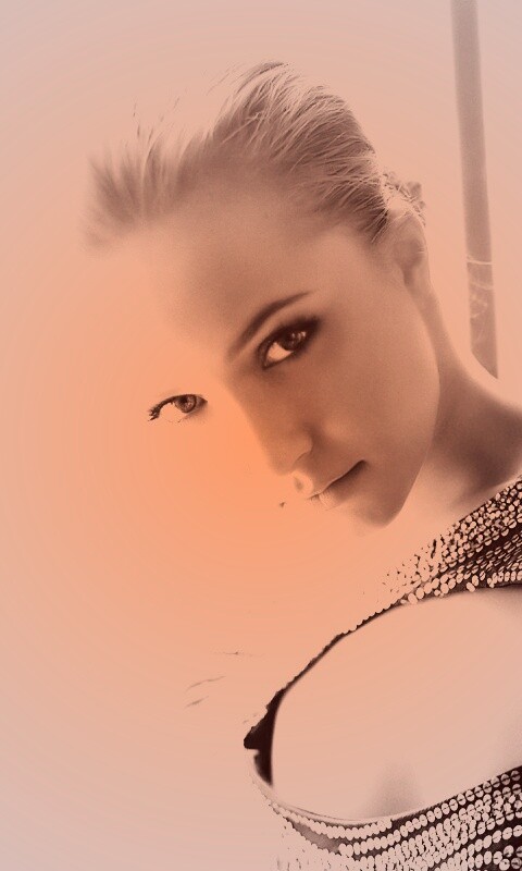 Блондинка у окна обои