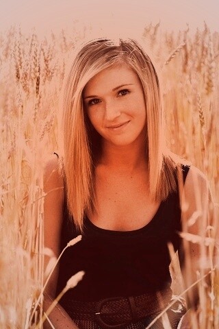 Девушка во ржи обои