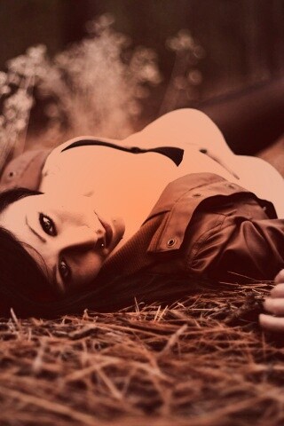 Лежащая на траве обои