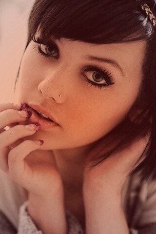 Задумчивая девушка обои