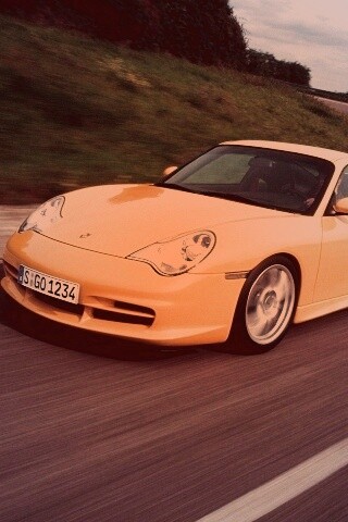 Желтый порш на повороте обои