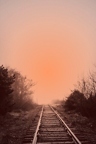 Железная дорога уходит в туман обои