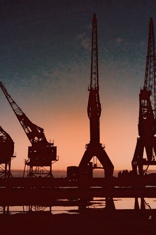 Силуэты портовых кранов обои