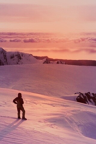Путешественник в горах обои