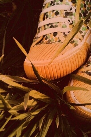 Желтые кеды в горошек обои