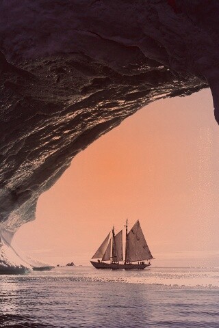 Парусник под ледяной аркой обои