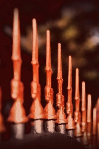 Оранжевые наконечники на ограде обои