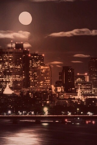 Луна над мегаполисом обои