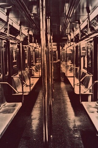 Пустой вагон метро обои