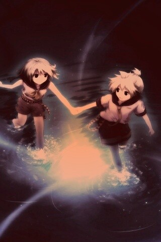 Девочки бегут по воде обои