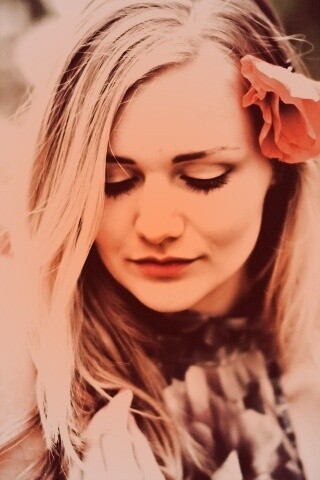 Блондинка в маках обои