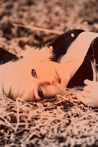 Блондинка лежащая на траве обои