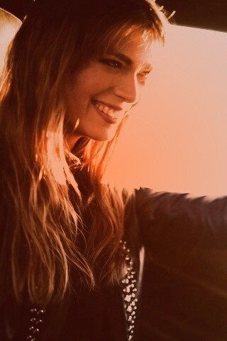 Девушка за рулем автомобиля обои