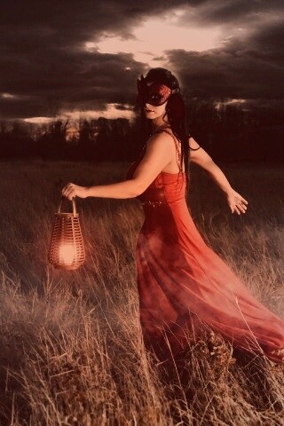 Девушка со свечей обои