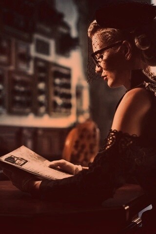 Витажная девушка в кафе обои