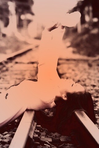 Модель на железнодорожных путях обои