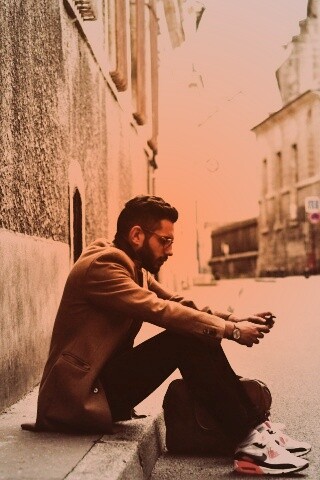 Хипстер с телефоном обои