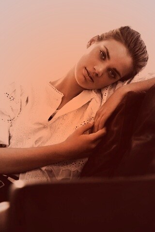 Девушка на диване обои