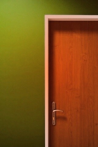 Дверь в стене обои