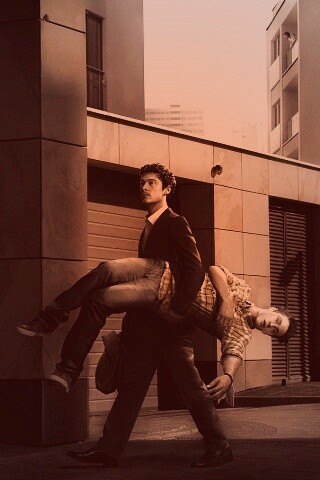 Мужчина с куклой обои