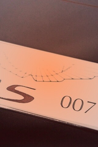 Астон Мартин Джеймса Бонда, табличка обои