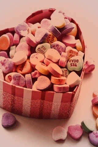 Конфеты в форме сердца обои