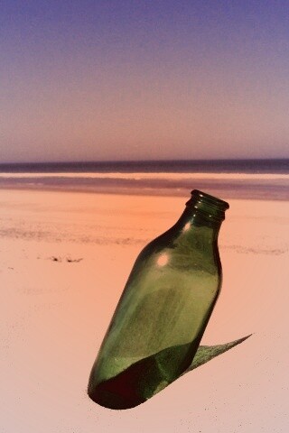 Бутылка на пляже обои