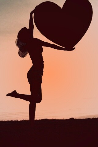 С сердцем в руках обои