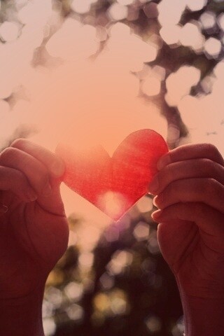 Бумажное красное сердце обои