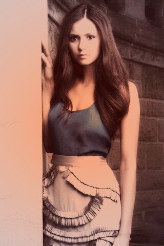 Девушка на лестнице обои