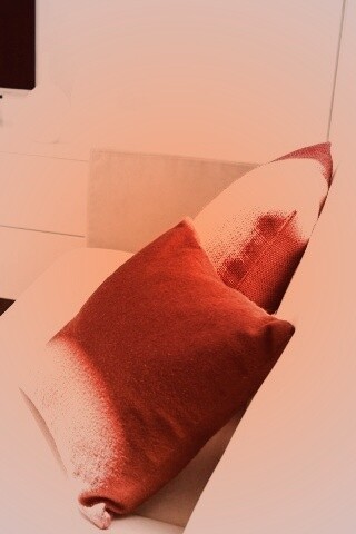 Подушки на диване обои