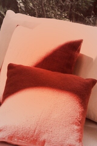 Красные подушки обои