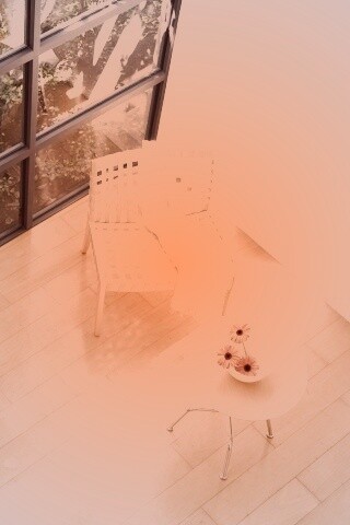 Стул, столик и цветы в комнате обои