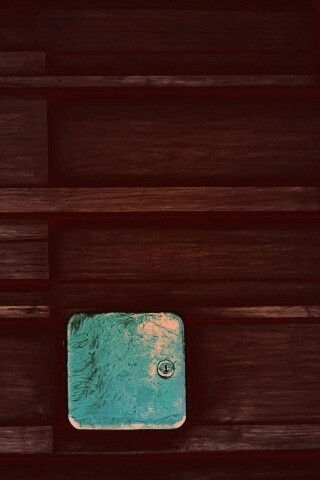 Коробка на деревянной стене обои