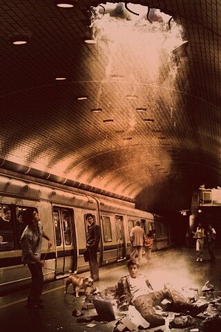 Провалившийся в метро обои