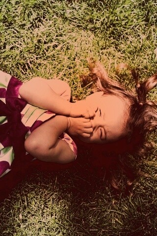 Девочка на траве обои