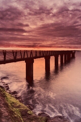 Уходящий в даль причал обои