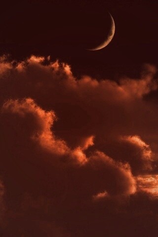 Закат и месяц над облаками обои