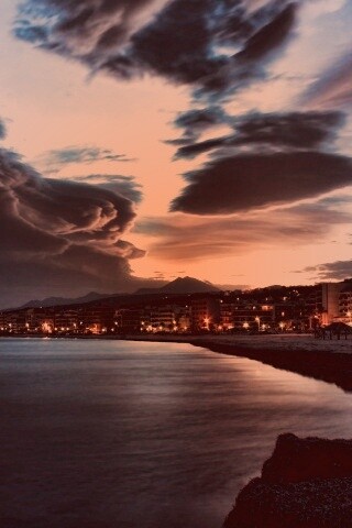 Красивый закат над городом у моря обои