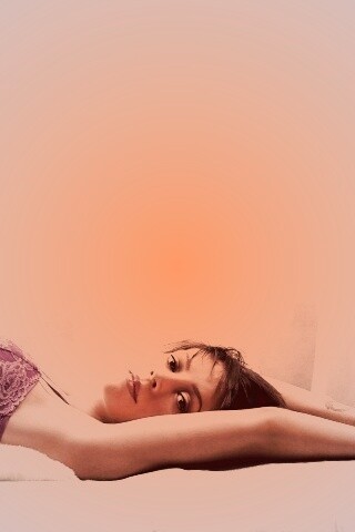 Алиса Милано на кровати обои