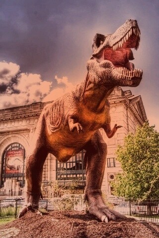 Скульптура динозавра рядом с музеем рептилий обои