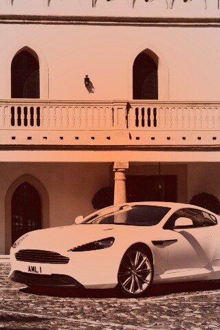 Астон Мартин в дворике дома обои