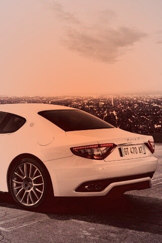 Maserati Granturismo на фоне города обои