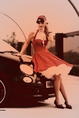 Черный фиат и девушка обои