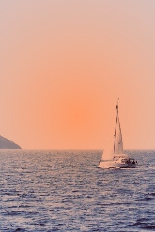 Яхта в море обои