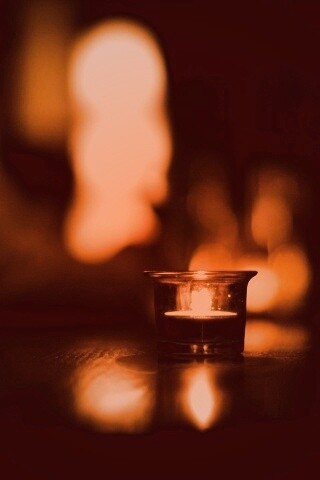 Свеча во тьме обои