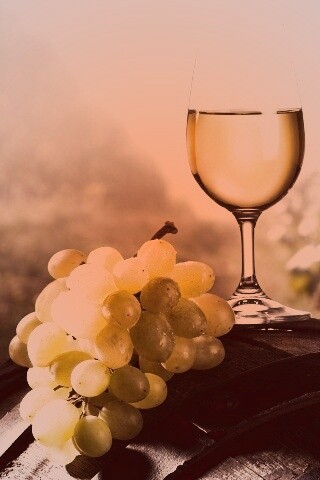 Винная бочка и бокал с белым вином обои