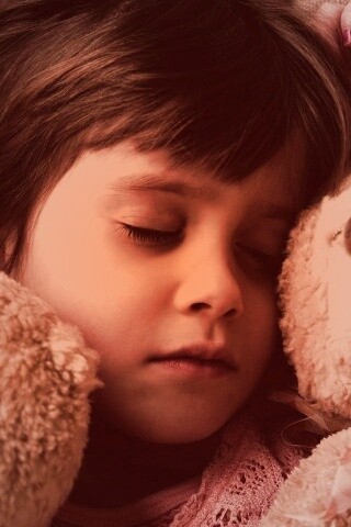 Девочка спит с мишками в обнимку обои